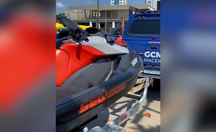 Três Jet Skis e quatro carretas foram apreendidos durante ação na orla de Maceió Três Jet Skis e quatro carretas foram apreendidos durante ação na orla de Maceió