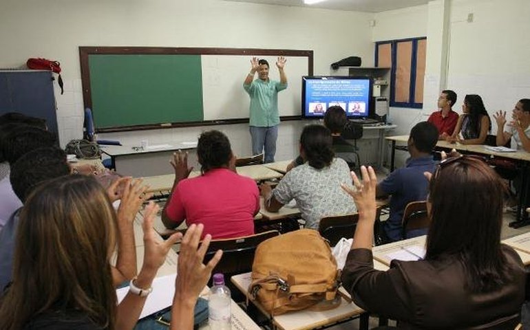 Rede estadual de ensino promove Semana do Surdo
