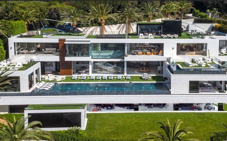 Influencer viraliza ao mostrar 'casa mais cara do mundo' com múmias e passagem secreta; veja fotos das mansões mais valiosas