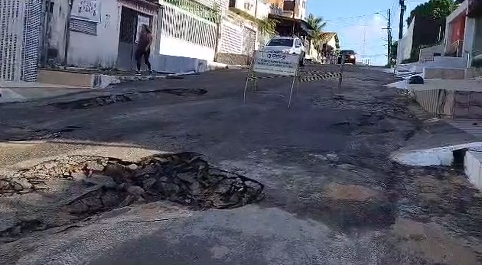 Vazamento faz asfalto ceder e deixa moradores sem água na Zona Norte de Aracaju