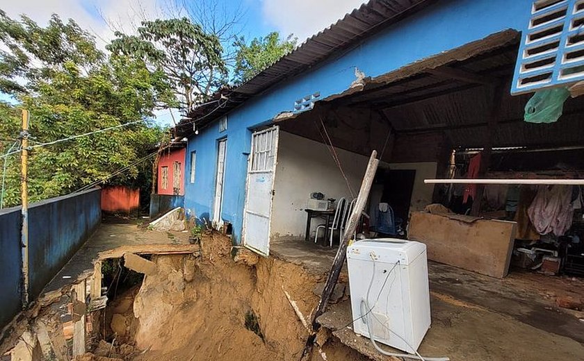 Defesa Civil de Maceió interdita quatro casas após colapso na grota do Aterro