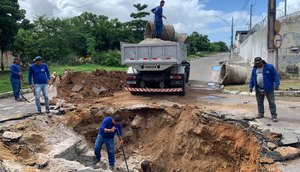 Trecho de avenida cede e forma cratera em Aracaju