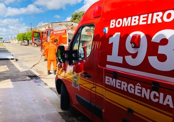 Incêndio atinge residência no Benedito Bentes; dois homens são socorridos por inalação de fumaça