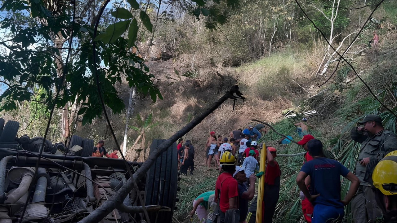 Corpo de Bombeiros retoma buscas em acidente com ônibus na Serra de Barriga