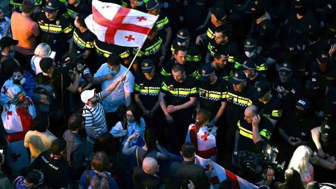 Geórgia reprime manifestantes e aprova 'lei de agentes estrangeiros', nos moldes da Rússia