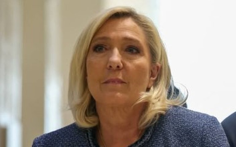Marine Le Pen chama condenação de 'caça às bruxas' em ato com apoiadores em Paris