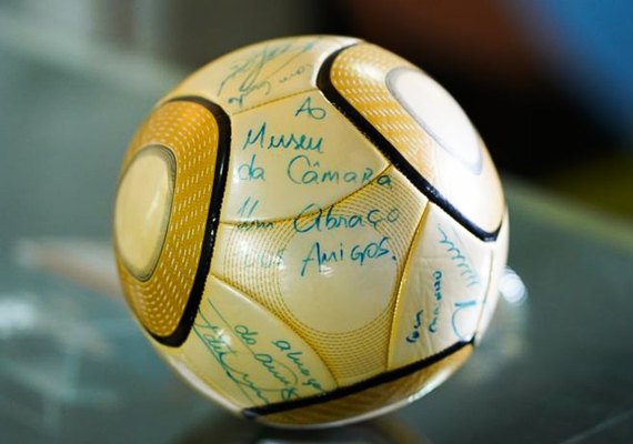 Moraes vota por condenar acusado de furtar bola autografada por Neymar