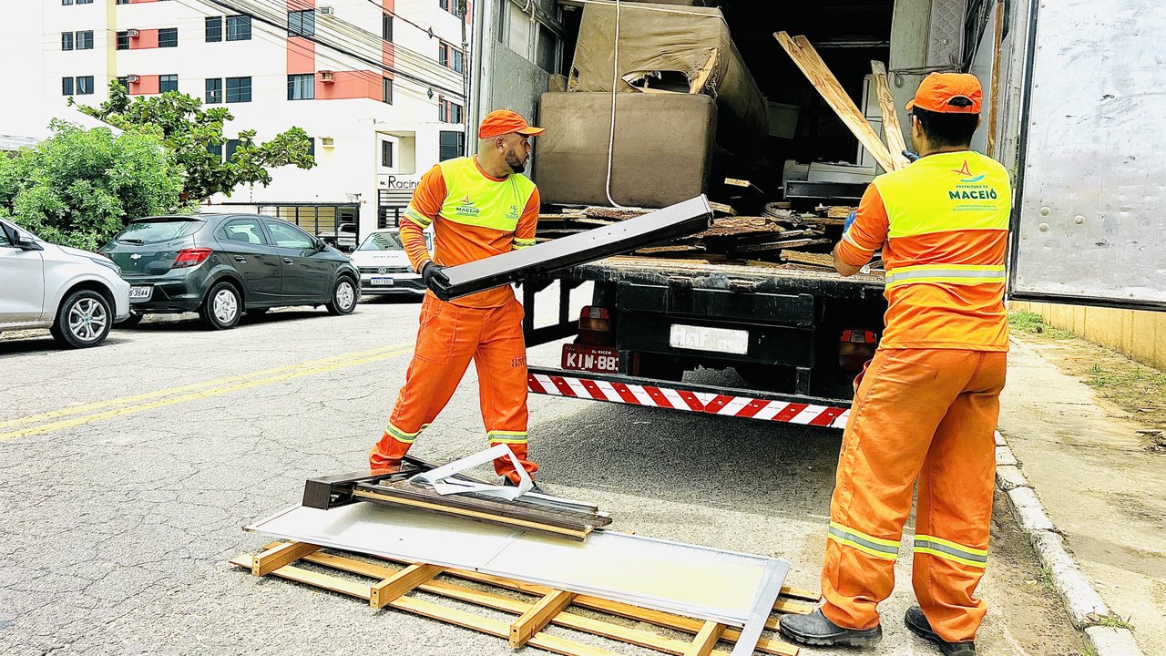 Alurb realiza mutirão de coleta de volumosos no Conjunto Carminha, neste sábado (31)