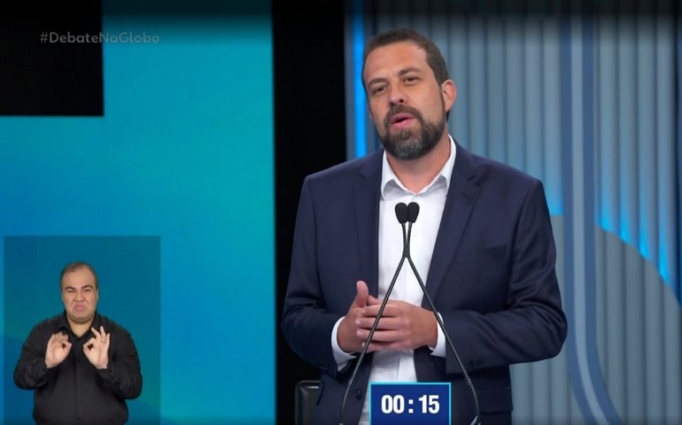 Debate: Boulos diz que fez exame toxicológico e exibe documento