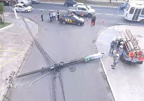 Av. Fernandes Lima é bloqueada após uma colisão entre poste e carro