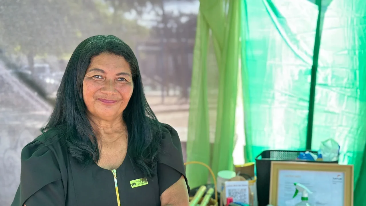 Ex-aluna do Senac Alagoas transforma praça pública em estúdio de massagem