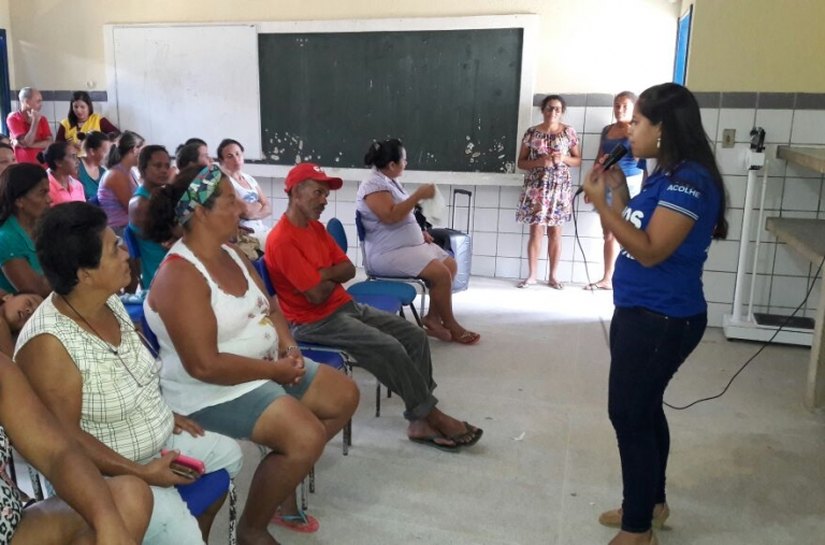 Anjos da Paz orientam pais e alunos do Conjunto Denisson Menezes