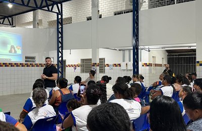 Delegado Thiago Prado conversa com mulheres sobre violência doméstica