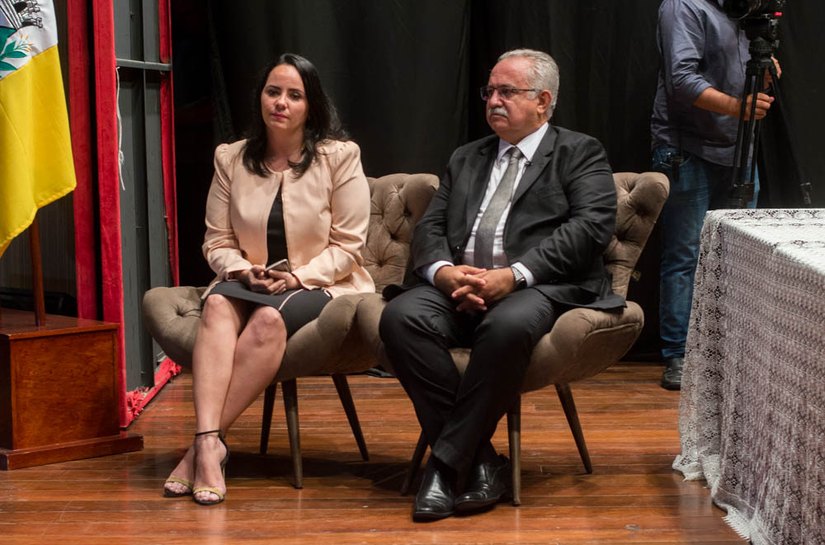 Rogério Teófilo diminui em 40% o número de cargos comissionados