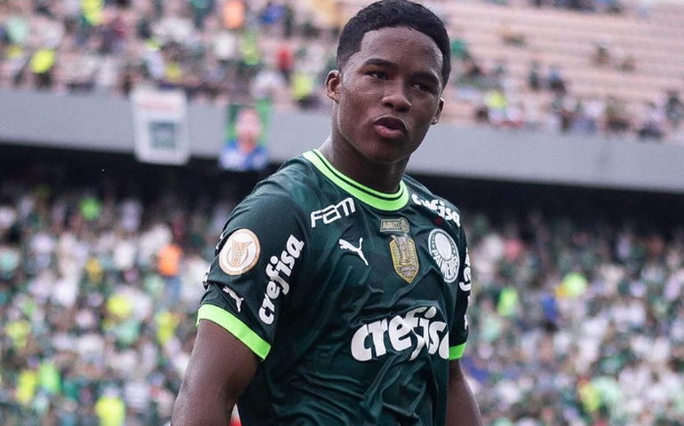 Endrick completa 50 jogos pelo Palmeiras diante do Atlético-MG e celebra boa fase