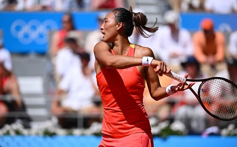 Zheng bate Vekic e fecha brilhante campanha com medalha de ouro no tênis feminino na Olimpíada