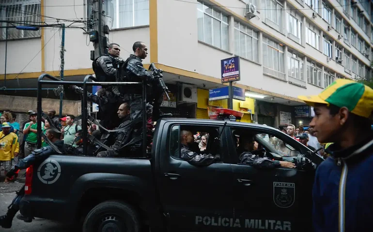 Bloqueios causados por criminosos provocam engarrafamentos, falta de ônibus e aglomeração nas ruas do Rio
