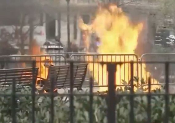 Morre homem que queimou o próprio corpo em frente ao tribunal onde Trump é julgado