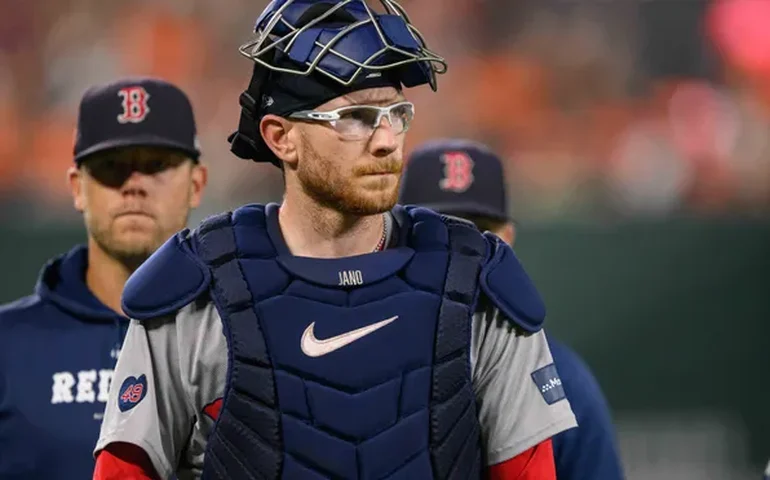 Em feito inédito na liga de beisebol dos EUA, atleta atua por dois times na mesma partida; entenda