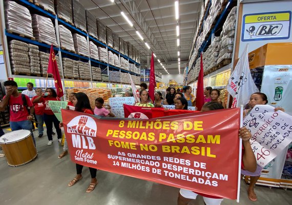 Famílias ocupam supermercado para denunciar altos lucros com os alimentos