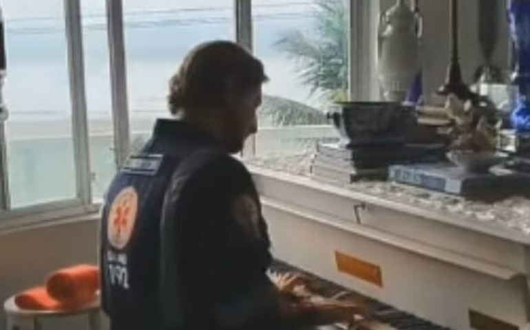 Socorrista emociona ao tocar piano durante atendimento de emergência em Santa Catarina
