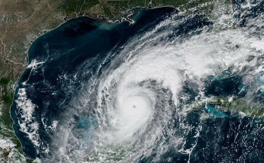 Flórida emite ordem de evacuação por chegada de furacão