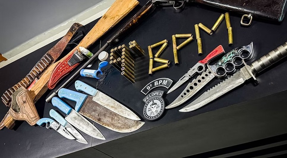 Acervo foi apreendido após disparos serem efetuados. Foto: Reprodução.