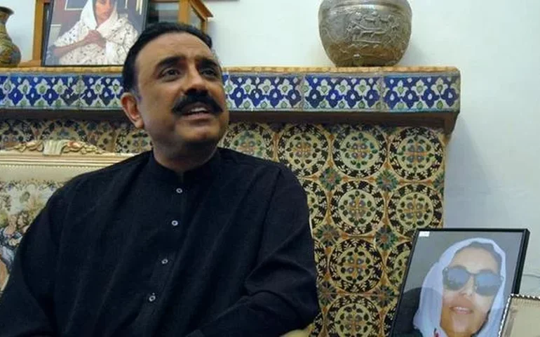 Parlamentares elegem Asif Ali Zardari como presidente do Paquistão