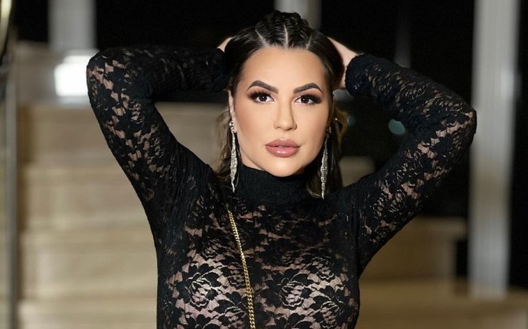 Antes de ser presa, Deolane Bezerra viralizou ao jogar 'Tigrinho' em tela de geladeira avaliada em R$ 30 mil; veja vídeo