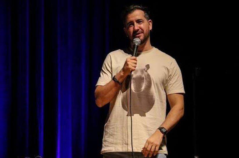 Transformando frustrações e dilemas em risadas, Afonso Padilha volta a Maceió com seu novo show