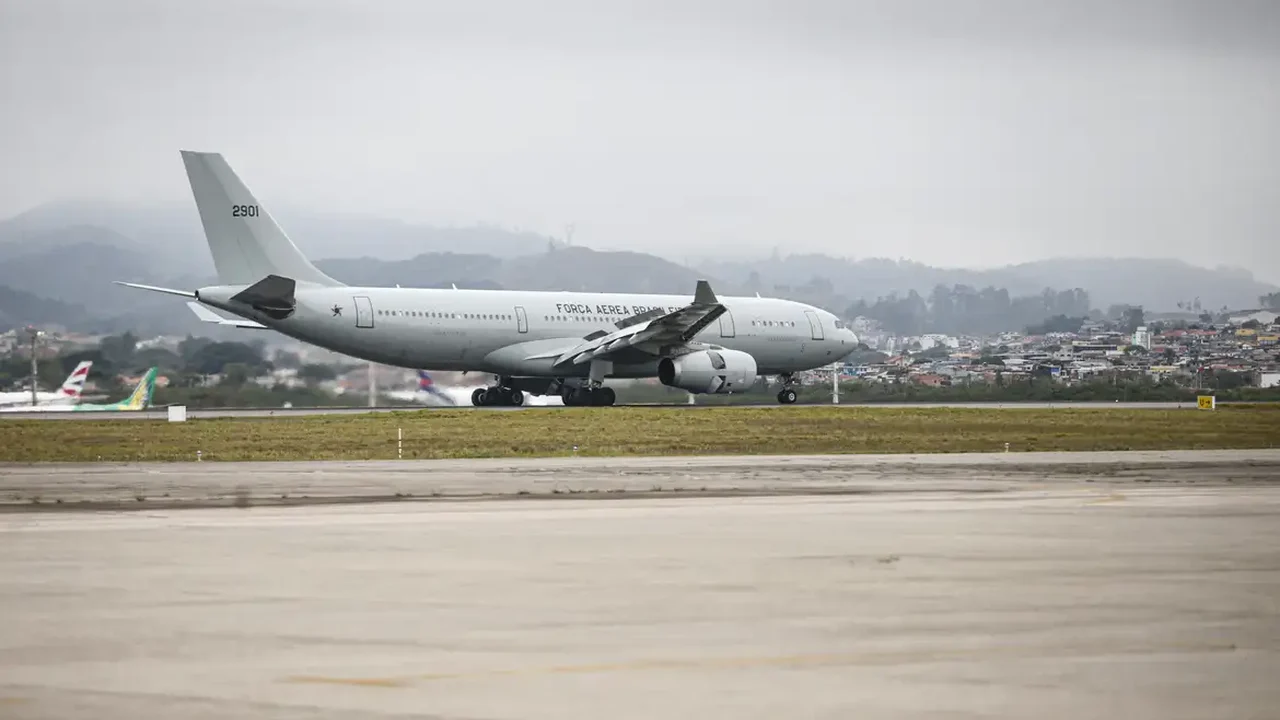 Avião com 221 brasileiros repatriados do Líbano chega em Guarulhos