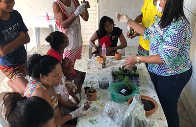 Casa de Passagem Familiar realiza oficina de jardinagem