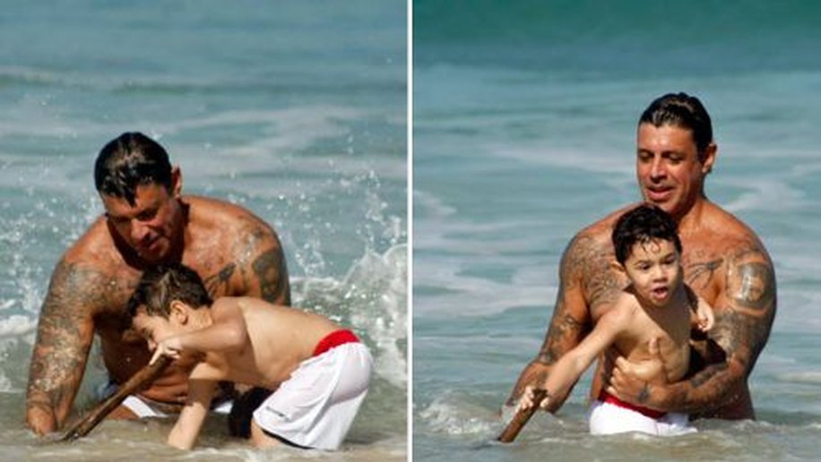De novo! Alexandre Frota passeia com enteado na praia