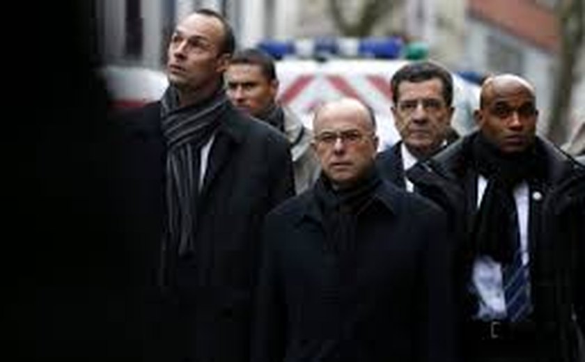 Um mês após atentados, ministro diz que França não tolerará terrorismo