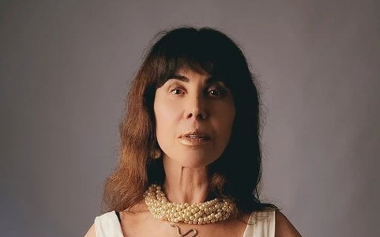 Após 15 dias internada, Claudia Alencar mantém uso de antibióticos e já caminha no hospital