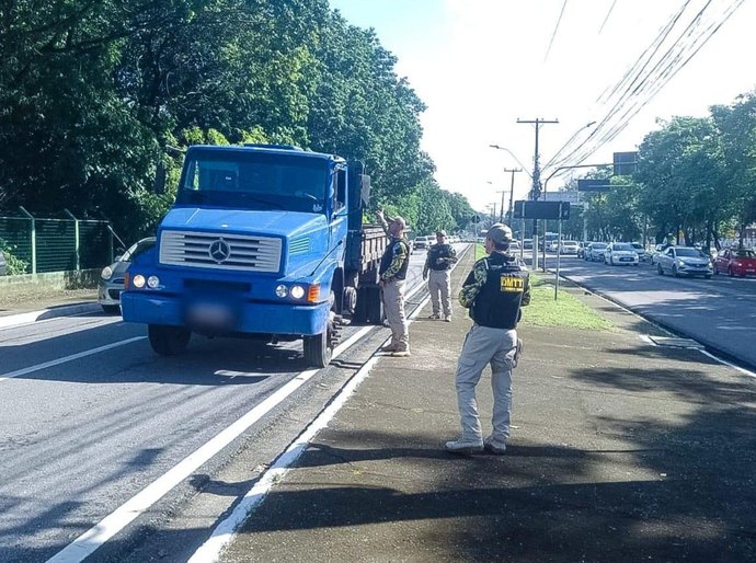 Operação Fluidez autua 23 veículos na Fernandes Lima por circulação irregular
