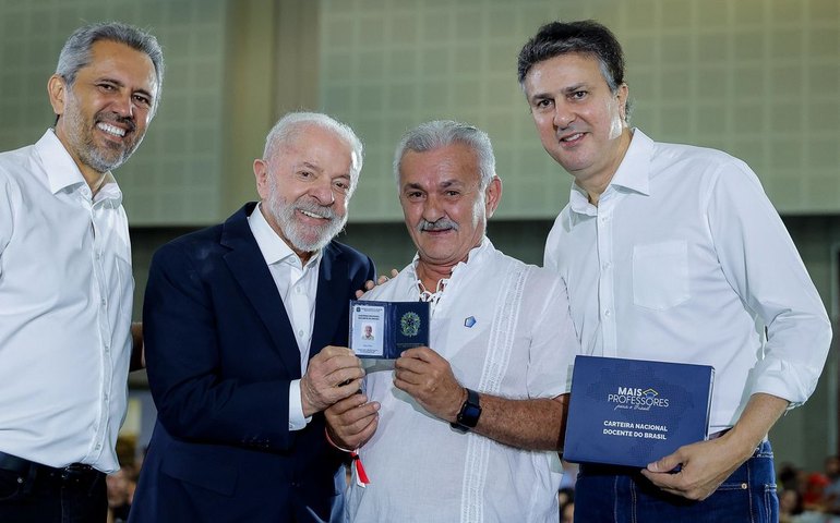 Lula entrega carteiras de docente a professores do Ceará