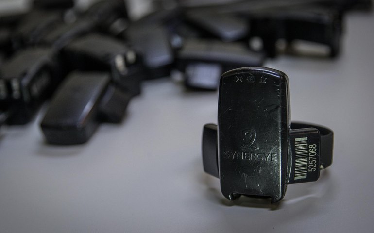 STJ: Período de recolhimento em casa com tornozeleira pode ser descontado da pena