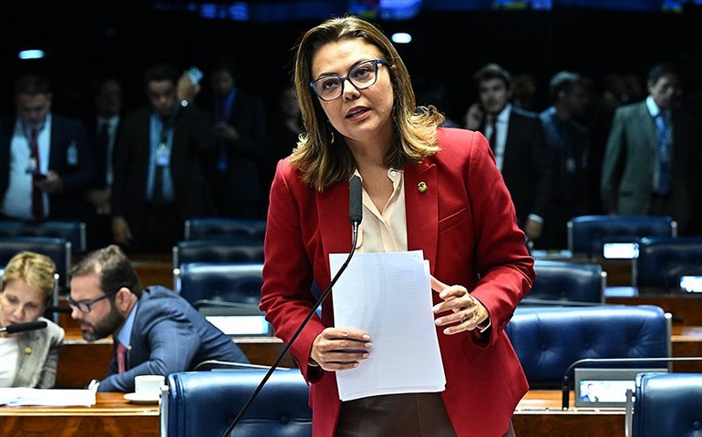 Leila Barros cobra transparência sobre a situação do BRB