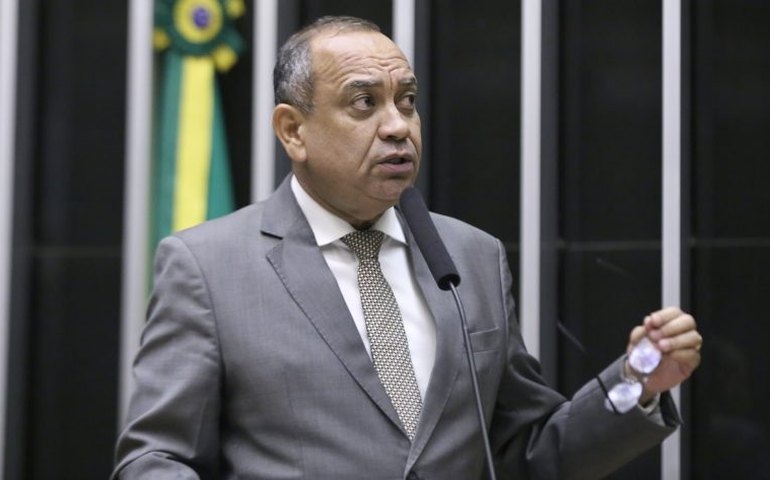 Câmara aprova projeto que aumenta pena para porte de arma de uso proibido