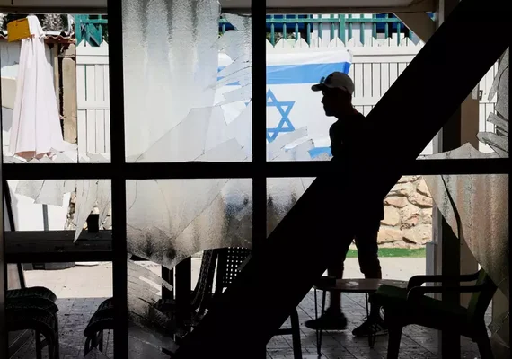 Israel e Hezbollah trocam ataques e aumentam temores de uma guerra regional