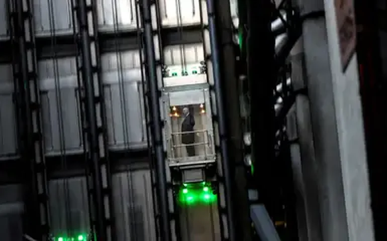 Elevador de carga despenca em SP e deixa três mortos
