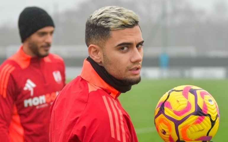 Andreas Pereira embarca para o Brasil e posta foto em avião para se apresentar ao Palmeiras