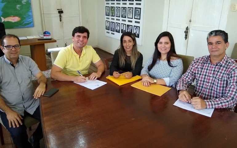 Prefeito de Penedo anuncia pela rede social reajuste dos professores