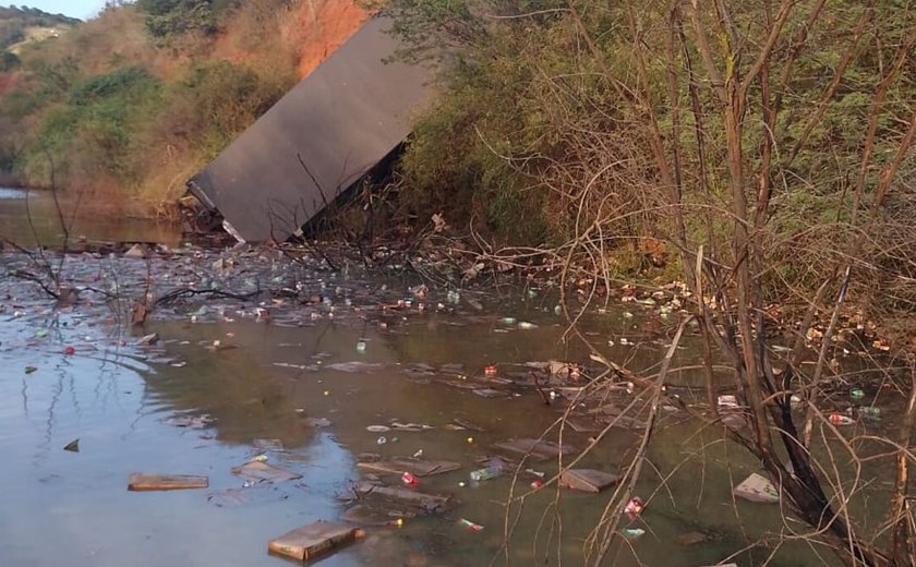 Carreta cai em açude na AL-115, em Palmeira dos Índios; veja vídeo