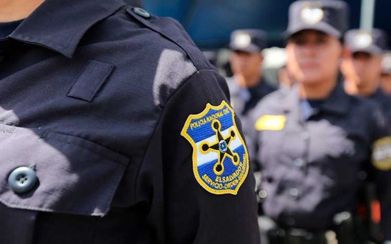 Polícia de El Salvador prende presidente de clube após morte de torcedores em estádio