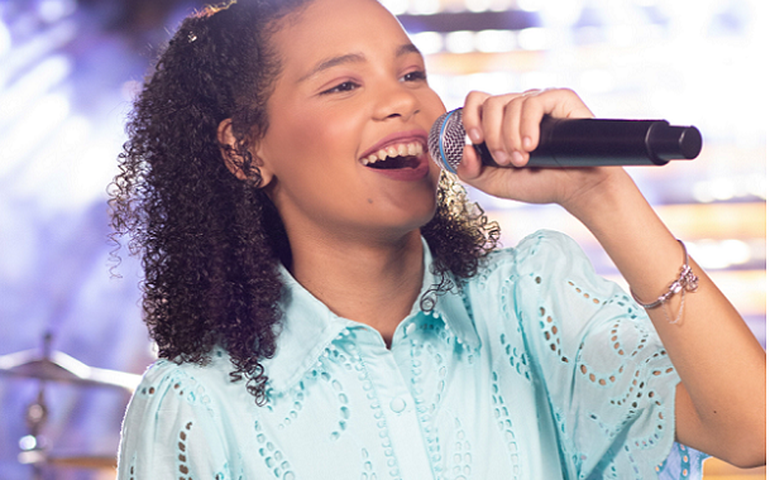 Fenômeno teen, Maria Marçal sobe faixa inédita