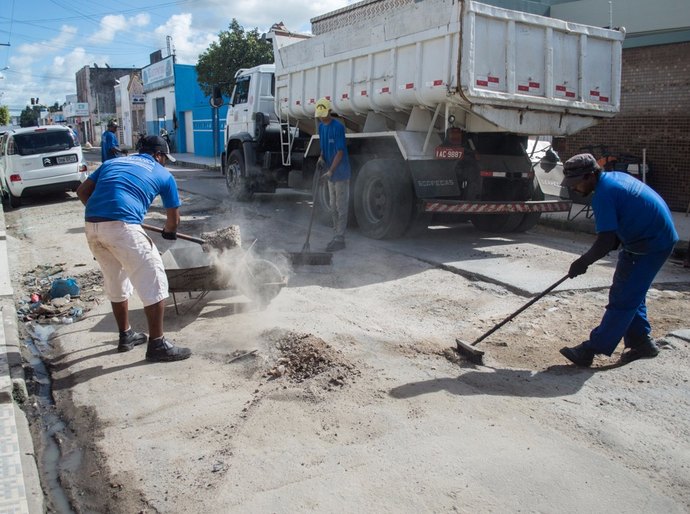 Com recursos próprios, Prefeitura reinicia serviços de pavimentação asfáltica em Arapiraca