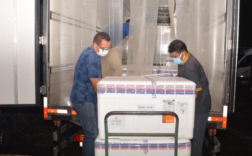 Alagoas recebe 104.550 doses de AstraZeneca e CoronaVac