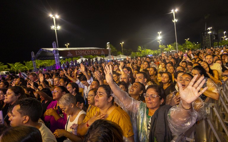 Show gratuito com Deive Leonardo leva multidão ao Jaraguá e emociona Maceió